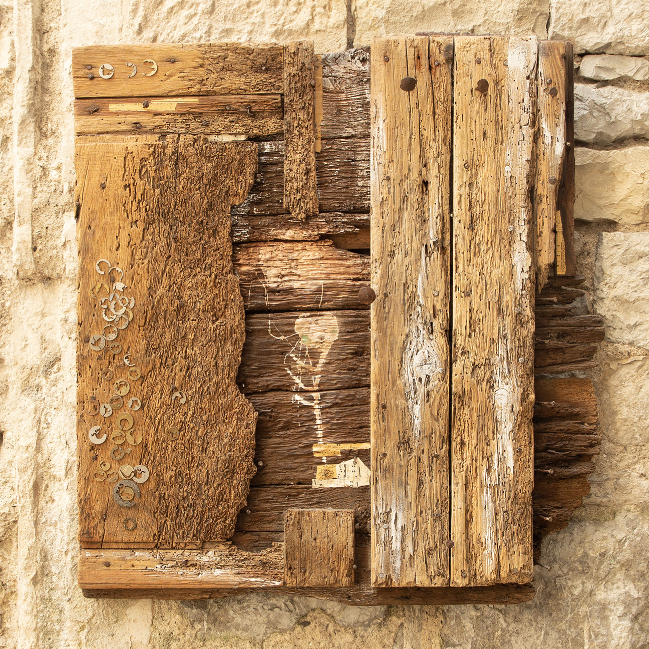 Atelier Mario Saravia, collage d'objets de récupération
