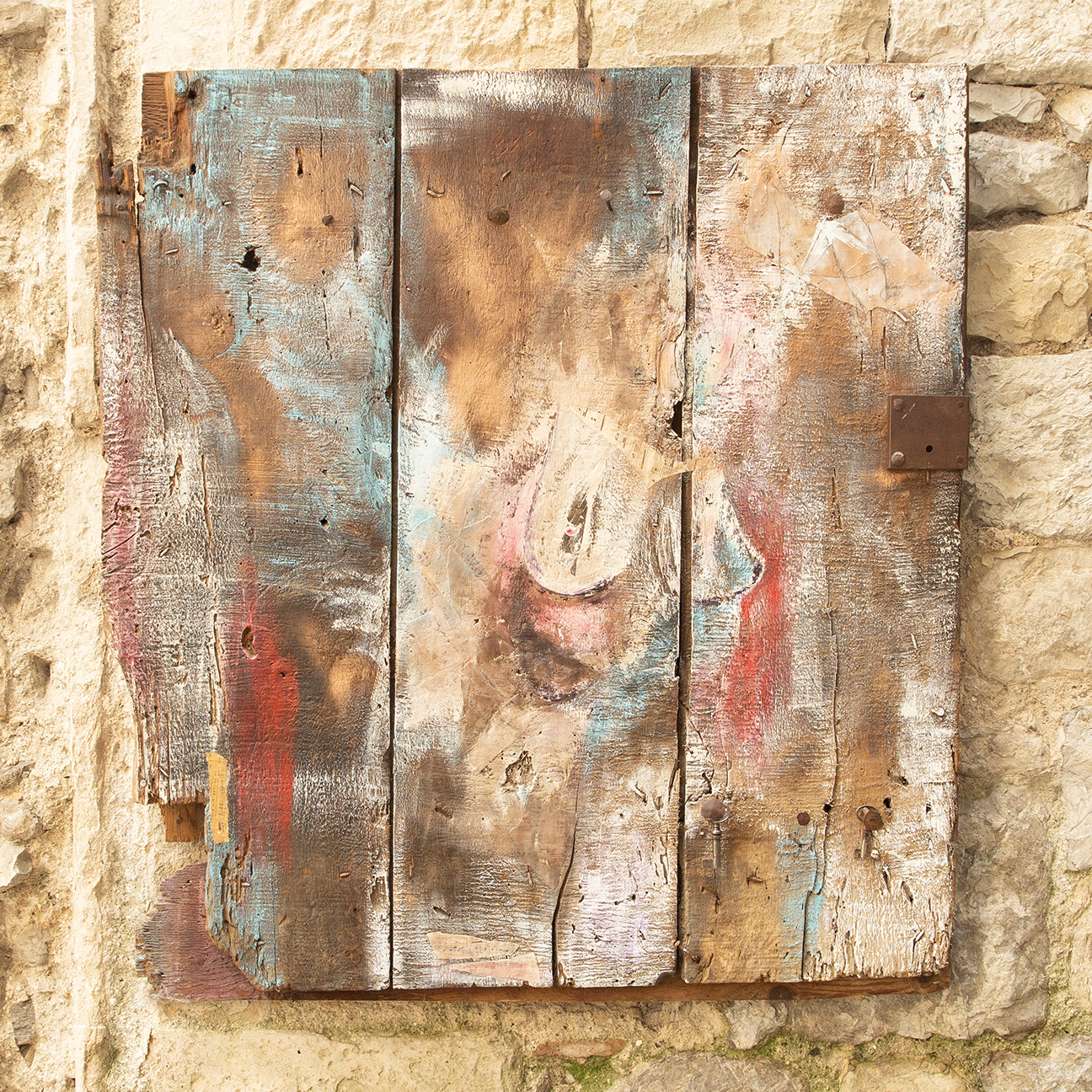 Atelier Mario Saravia, collage d'objets de récupération