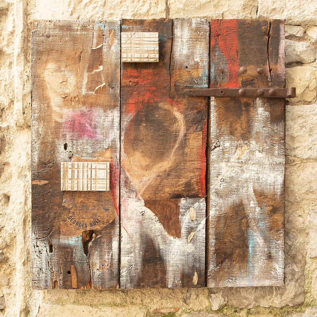 Atelier Mario Saravia, collage d'objets de récupération